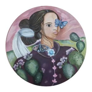 ציור שמן על קנבס של תמונה של אישה בשמלה סגולה ופרחונית ועל עיניה יושב פרפר כחול